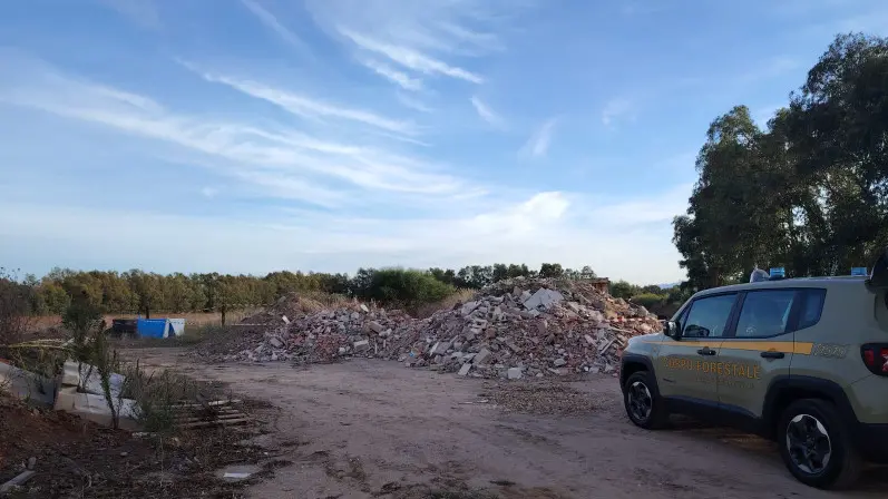 Maxi discarica di rifiuti speciali sequestrata ad Arborea: 70enne denunciato