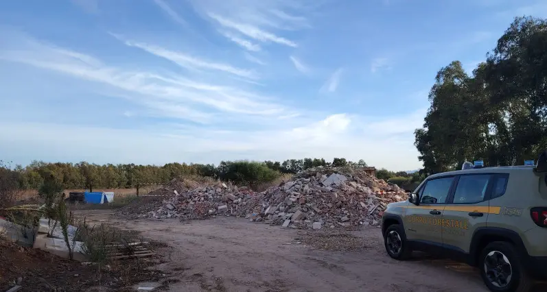 Maxi discarica di rifiuti speciali sequestrata ad Arborea: 70enne denunciato