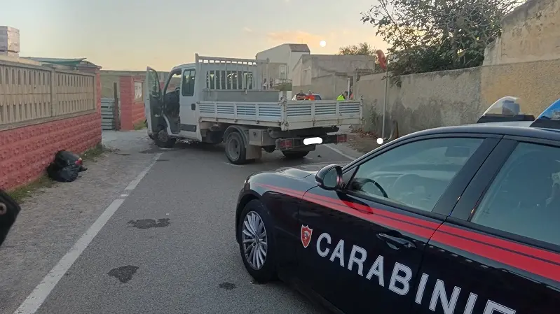 In moto contro un autocarro: grave incidente a Carloforte, 61enne ricoverato