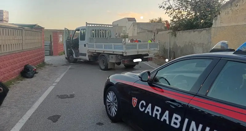 In moto contro un autocarro: grave incidente a Carloforte, 61enne ricoverato