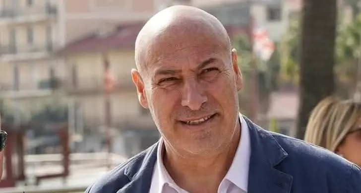 Calci e pugni a un consigliere durante una riunione: si dimette il sindaco di Crotone