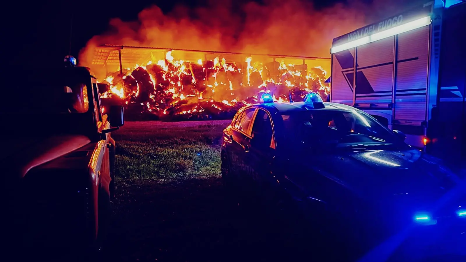 Notte di fuoco e terrore a Sestu: vasto incendio in un deposito di fieno