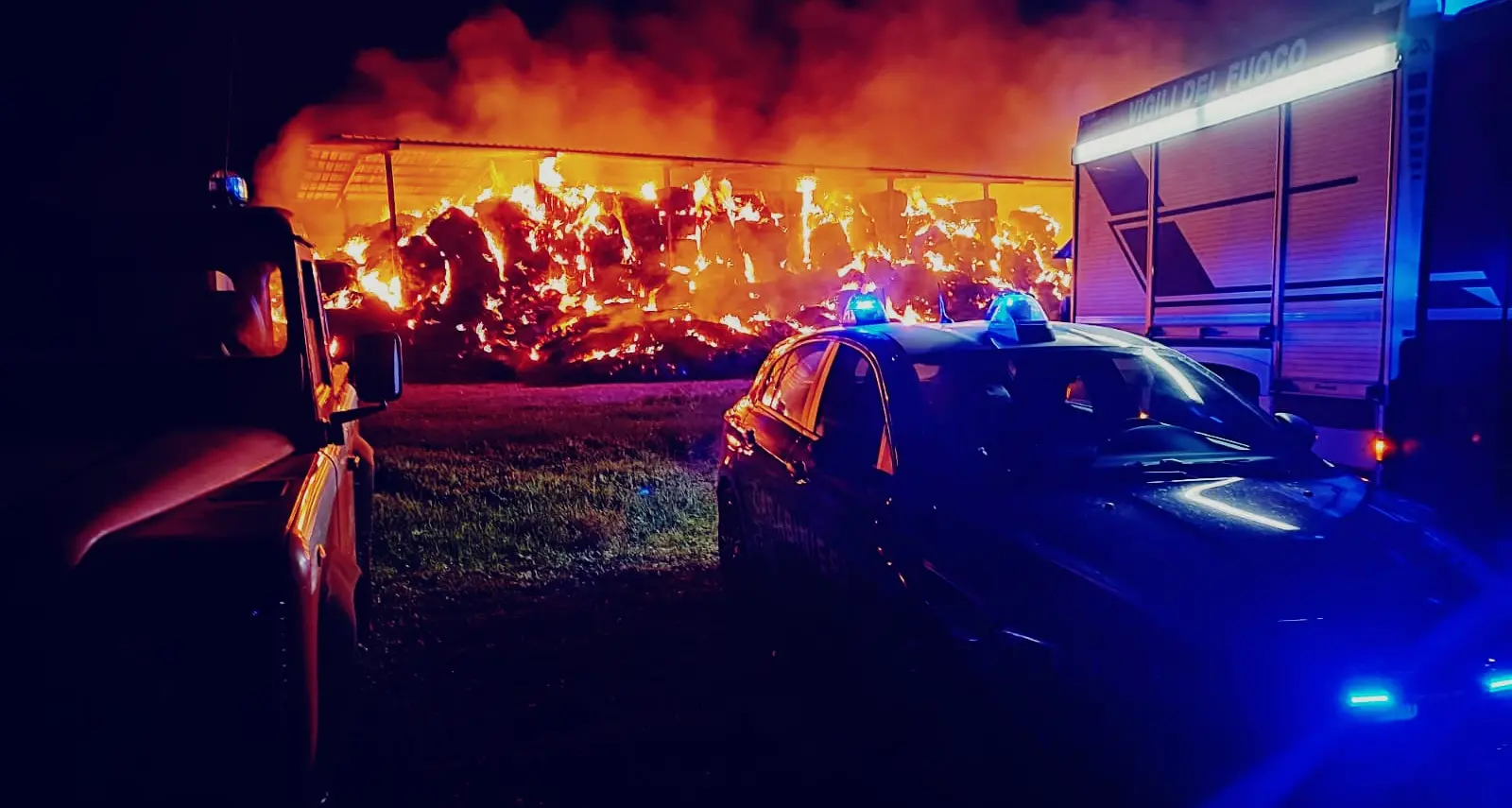 Notte di fuoco e terrore a Sestu: vasto incendio in un deposito di fieno