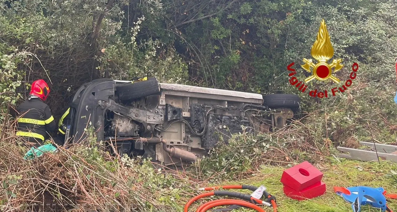 Finiscono in un dirupo sulla Provinciale 24 verso Padru: un ferito trasportato con l’elisoccorso