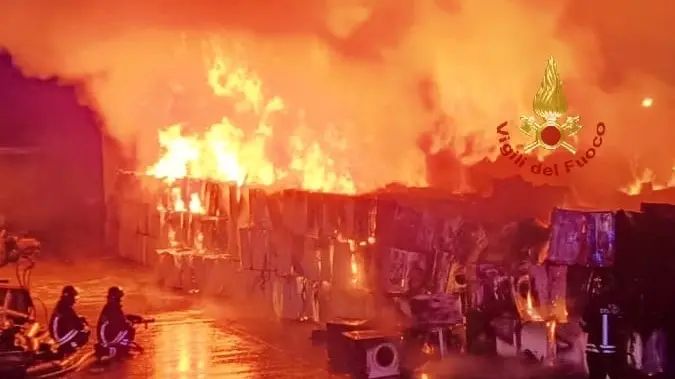 Fiamme nella notte a Macchiareddu: capannone a fuoco | IL VIDEO