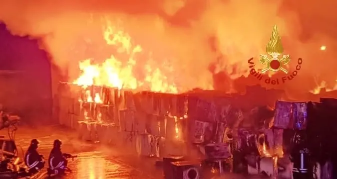 Fiamme nella notte a Macchiareddu: capannone a fuoco | IL VIDEO