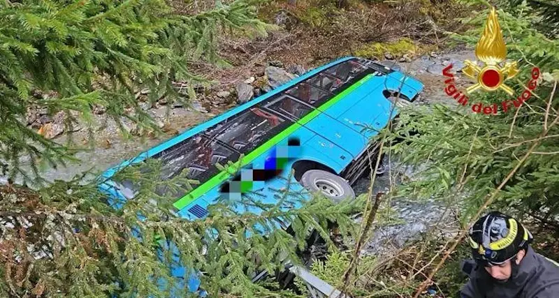 Scuolabus con 7 ragazzini a bordo sbanda e finisce in un torrente