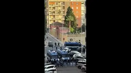 Tensione a Cagliari: idranti contro il corteo antifascista | VIDEO |