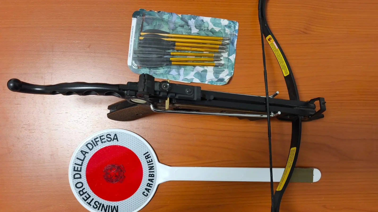 Automobilista fermato a Nuoro con balestra e dardi: scatta la denuncia