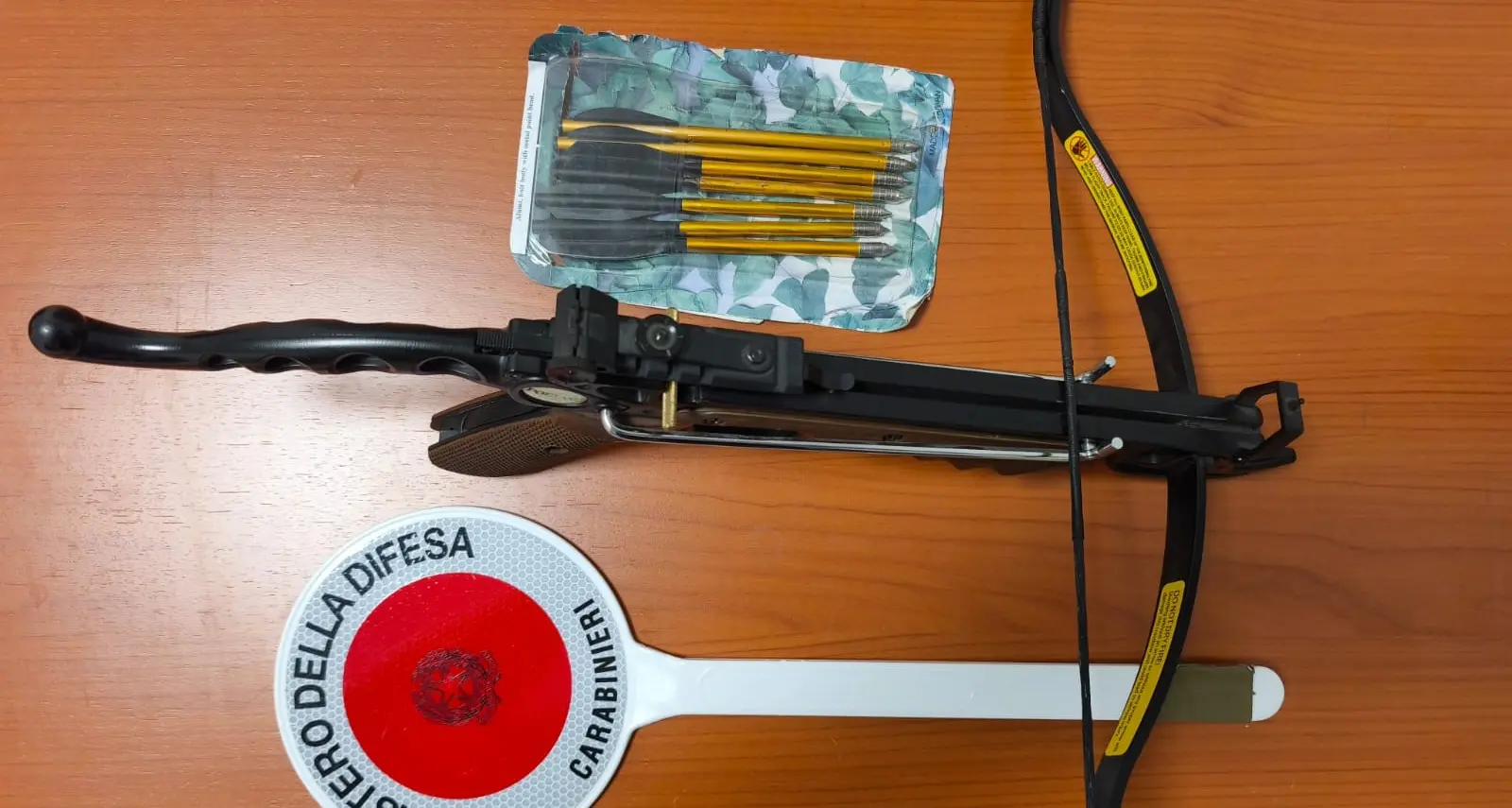 Automobilista fermato a Nuoro con balestra e dardi: scatta la denuncia