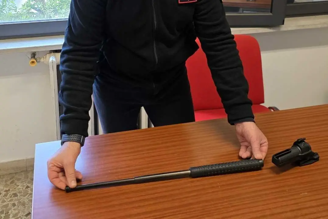 In giro con un manganello telescopico: arrestato a Porto Torres