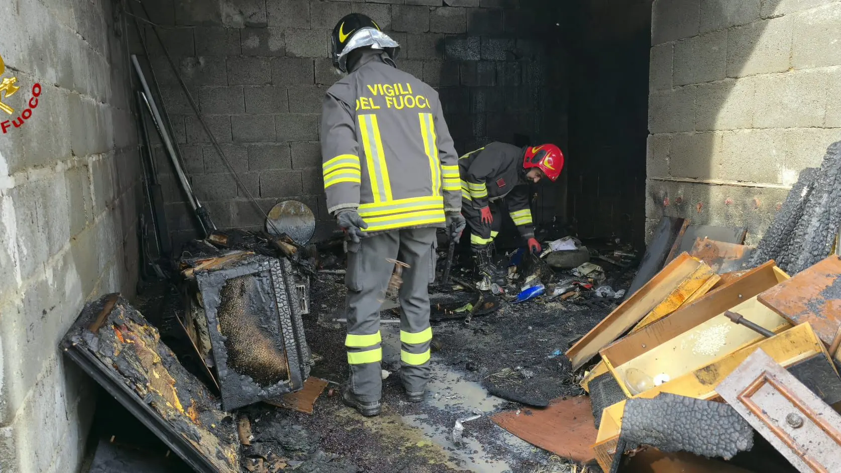 Paura a Lanusei: incendio in un garage e danni ingenti