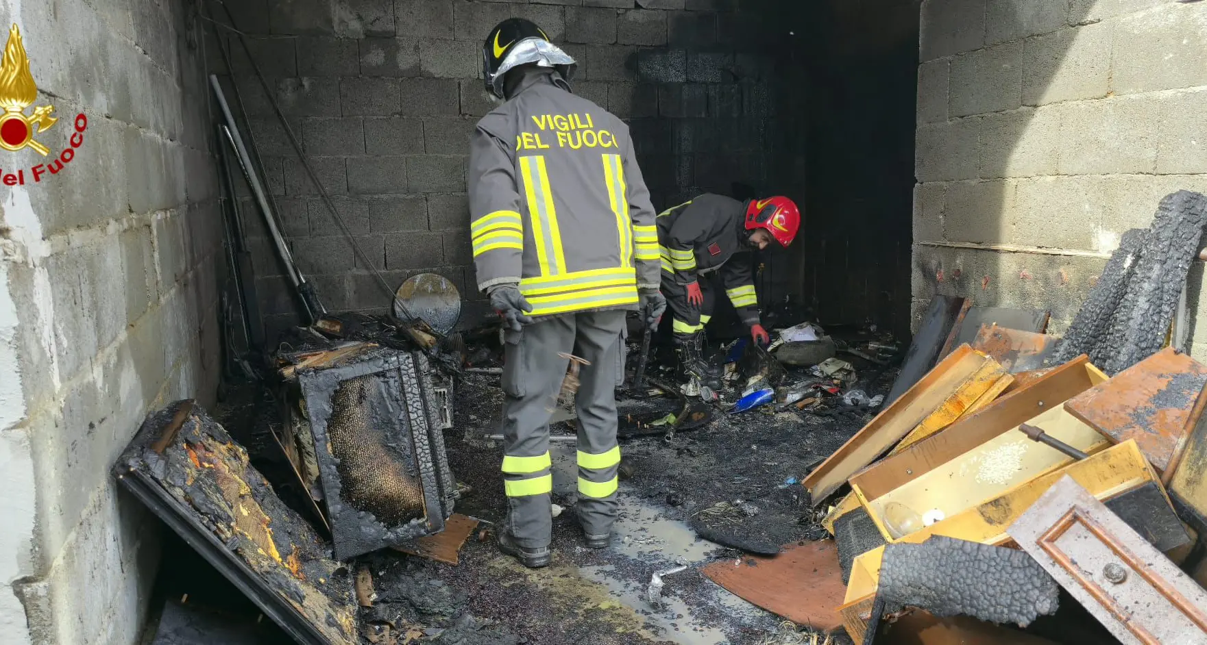 Paura a Lanusei: incendio in un garage e danni ingenti