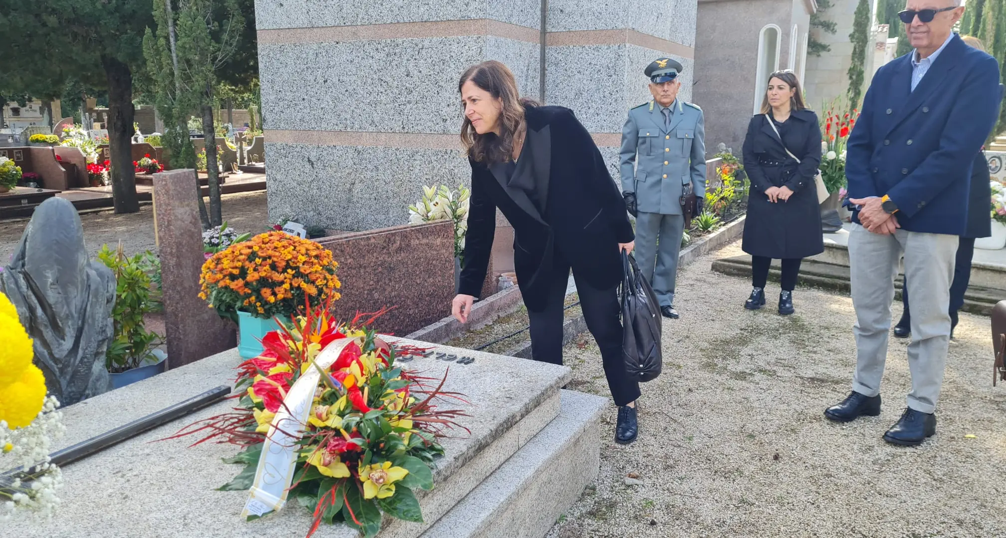 Alessandra Todde rende omaggio all'ex presidente Mario Melis nel giorno dei defunti