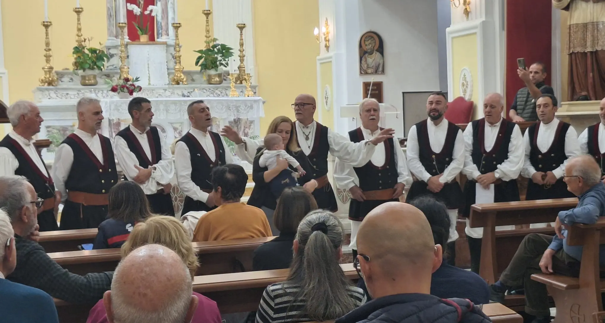 Grande successo del Coro di Loiri a Carloforte: chiesa gremita per un’esibizione emozionante