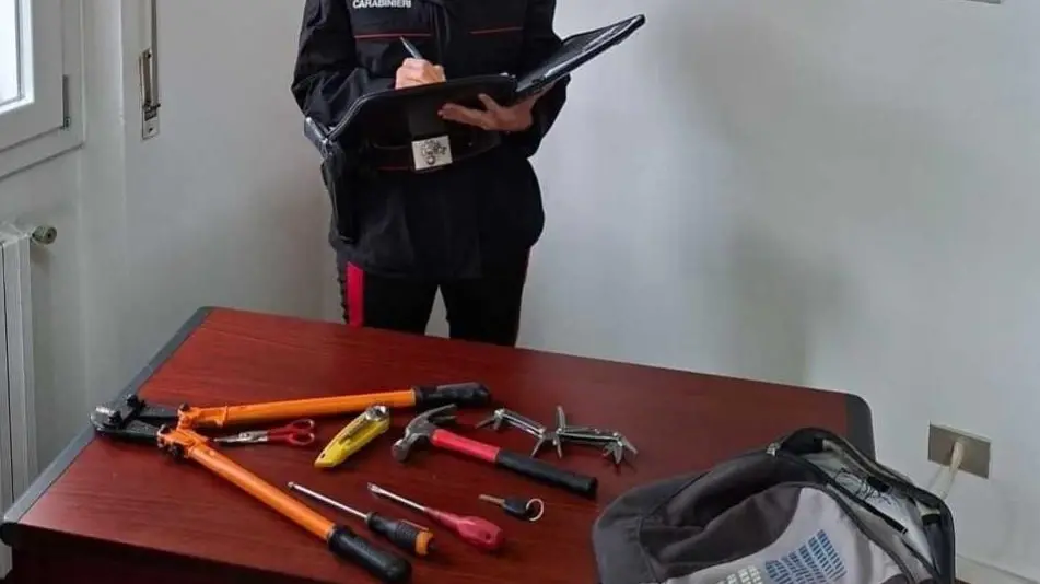Tenta di rubare tre auto in poche ore, giovane arrestato a Ossi dai carabinieri