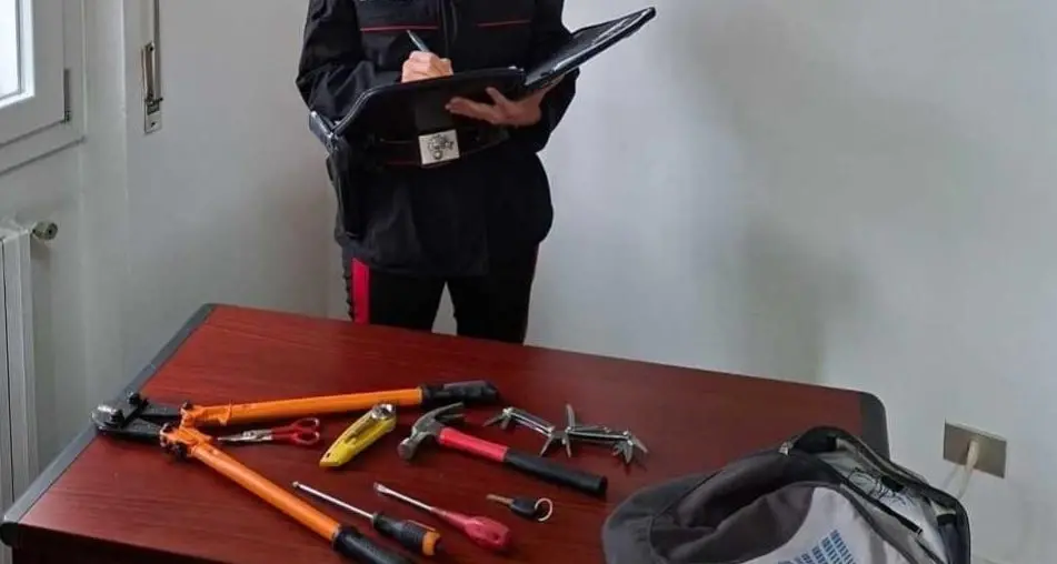 Tenta di rubare tre auto in poche ore, giovane arrestato a Ossi dai carabinieri