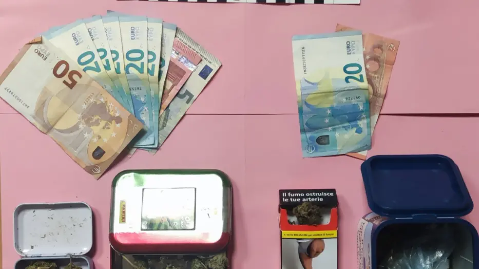 Trovato con marijuana e soldi in contanti: denunciato un uomo per spaccio a Sassari