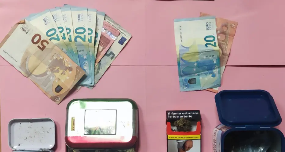 Trovato con marijuana e soldi in contanti: denunciato un uomo per spaccio a Sassari