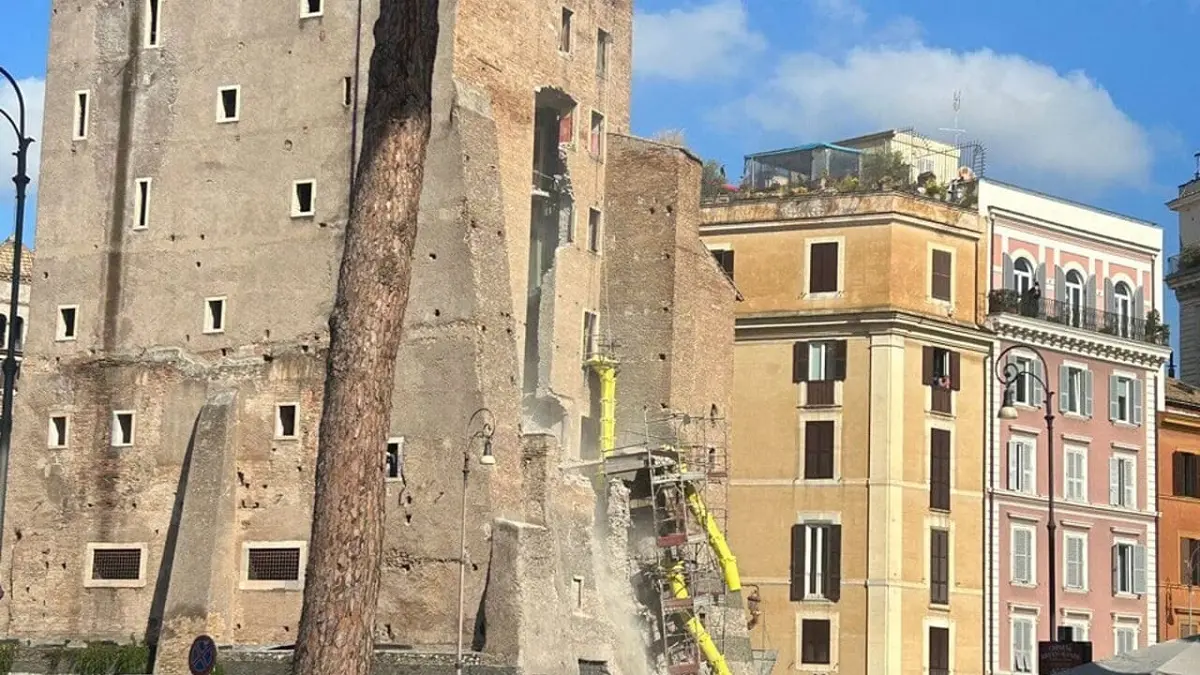 Crollo alla Torre dei Conti, muore l’operaio rimasto 11 ore sotto le macerie