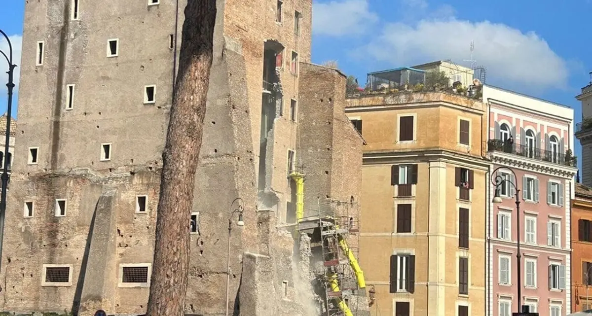 Crollo alla Torre dei Conti, muore l’operaio rimasto 11 ore sotto le macerie