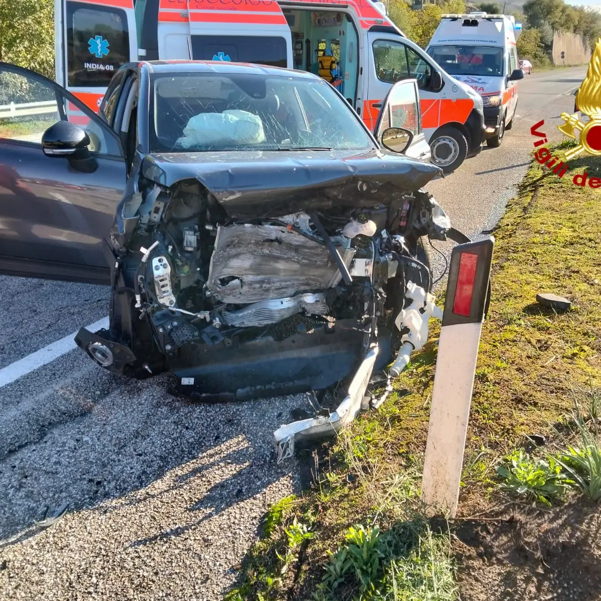 Terribile scontro frontale vicino a Nuragugume: ferite due donne