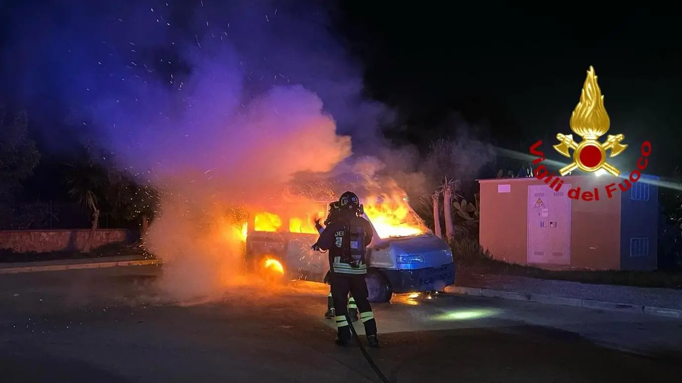Furgone in fiamme ad Alghero: distrutto nonostante il rapido intervento dei Vigili del Fuoco