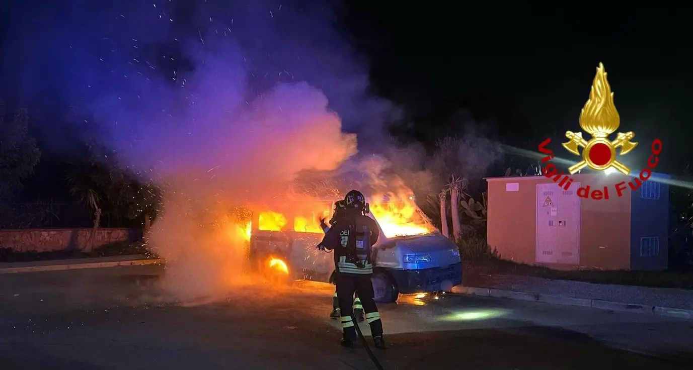 Furgone in fiamme ad Alghero: distrutto nonostante il rapido intervento dei Vigili del Fuoco