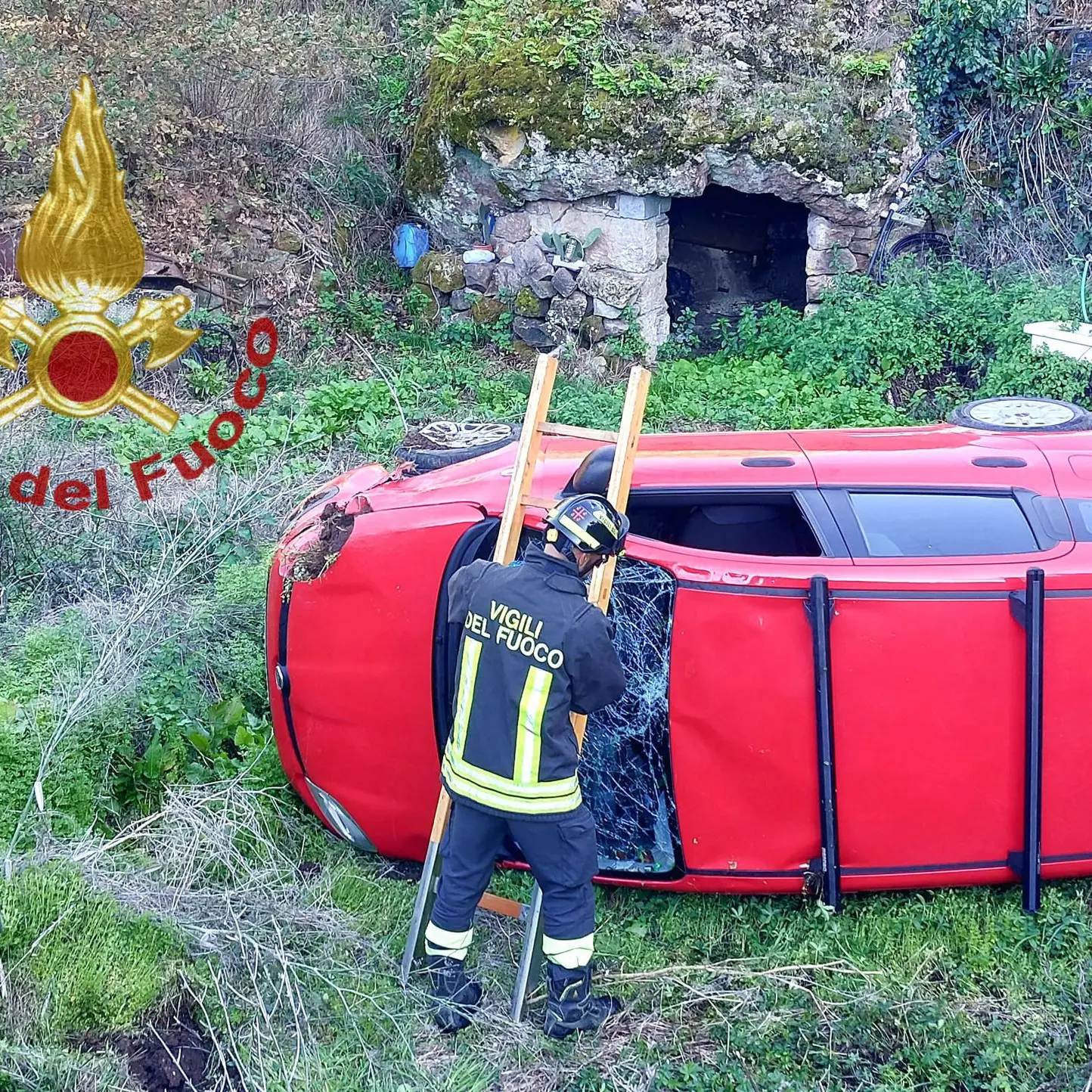 Va fuori strada e finisce su un terreno sottostante: incidente vicino a Sorradile