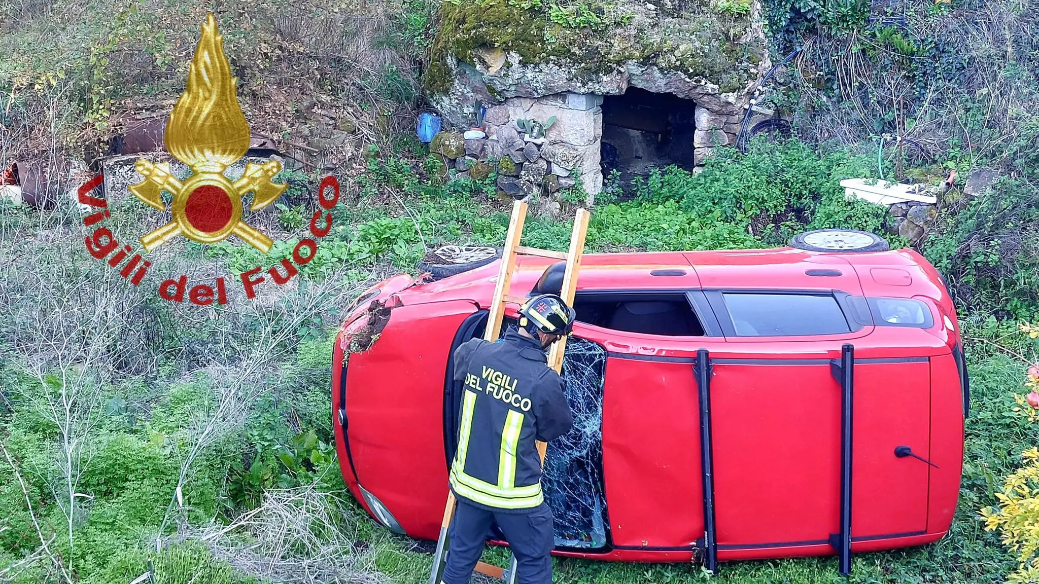 Va fuori strada e finisce su un terreno sottostante: incidente vicino a Sorradile