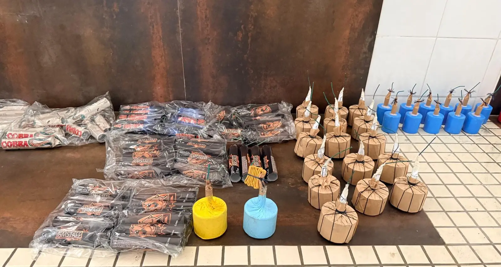 Scoperti 70 chili di fuochi d'artificio illegali in un magazzino ad Assemini