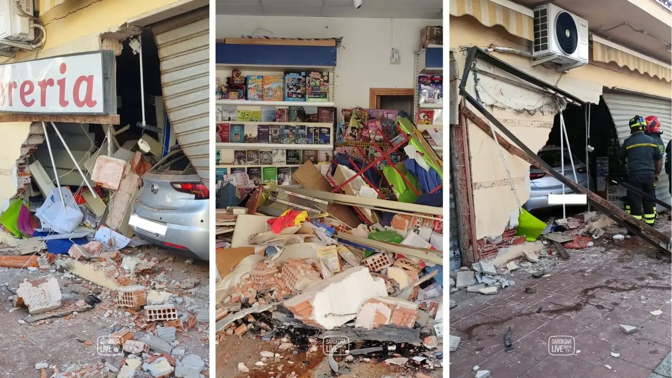 La Caletta, perde il controllo e finisce con l’auto dentro una cartolibreria | FOTO
