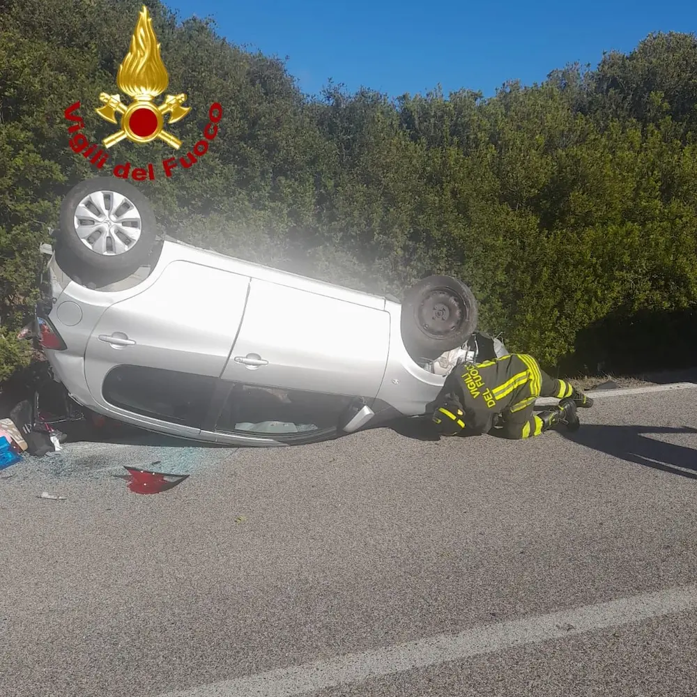 Auto esce di strada e si ribalta vicino a Orotelli: ferita una donna