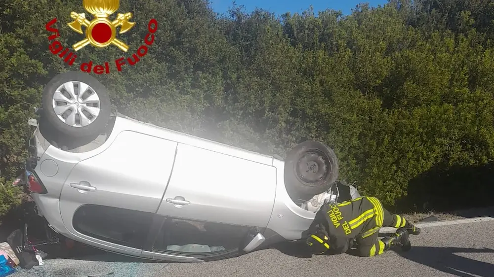 Auto esce di strada e si ribalta vicino a Orotelli: ferita una donna