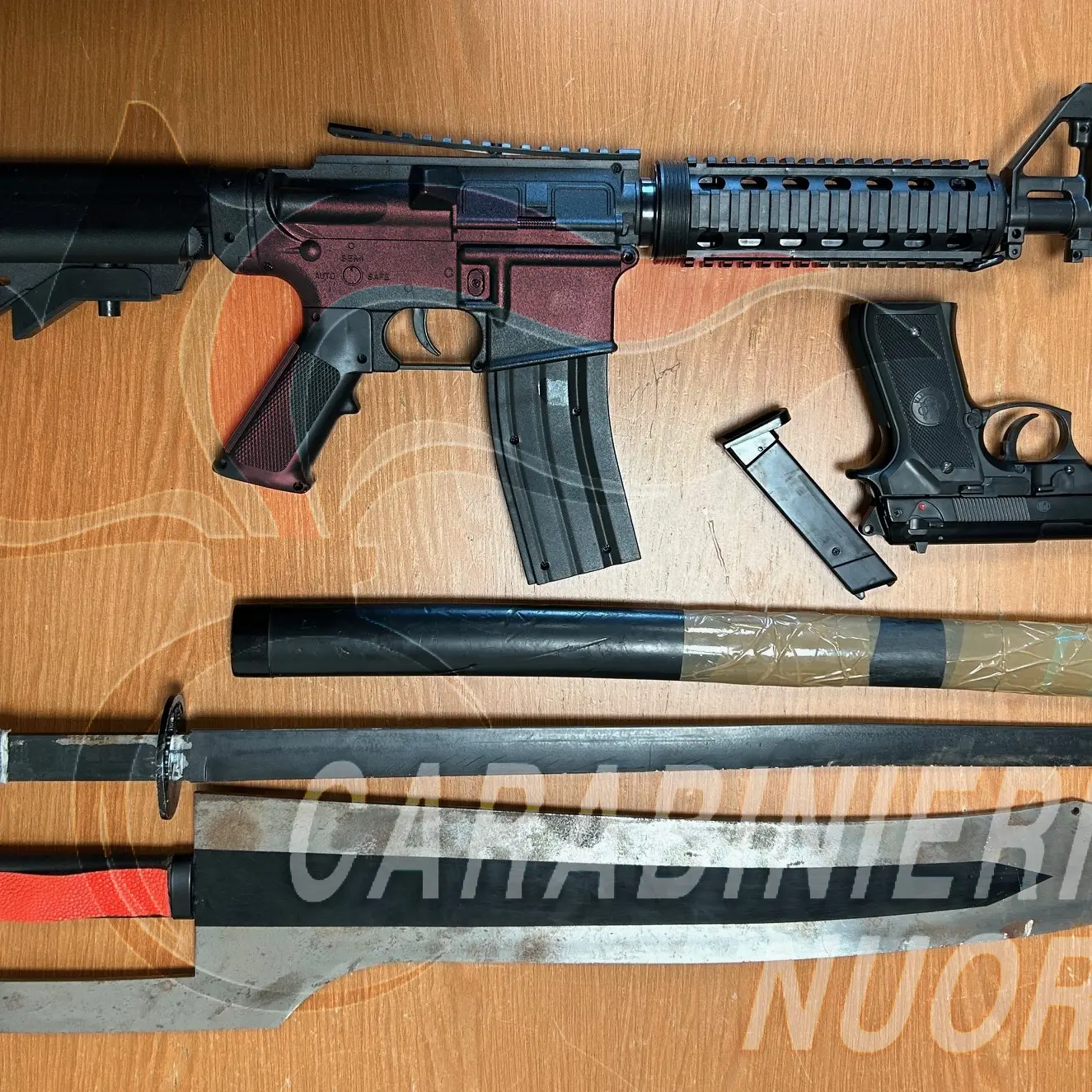 Una katana e repliche di armi da fuoco illegali in casa: denunciato un giovane a Onanì