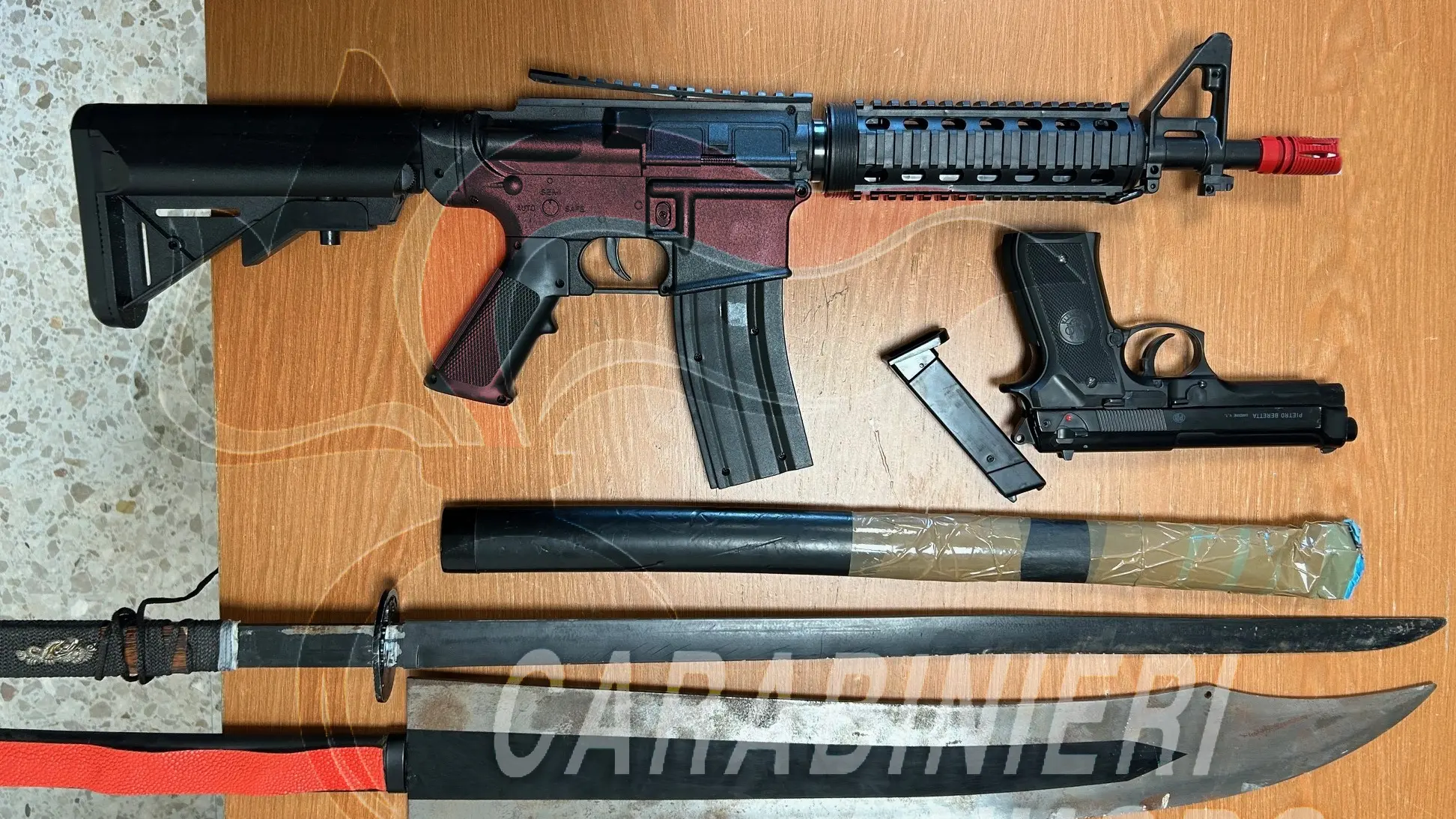 Una katana e repliche di armi da fuoco illegali in casa: denunciato un giovane a Onanì