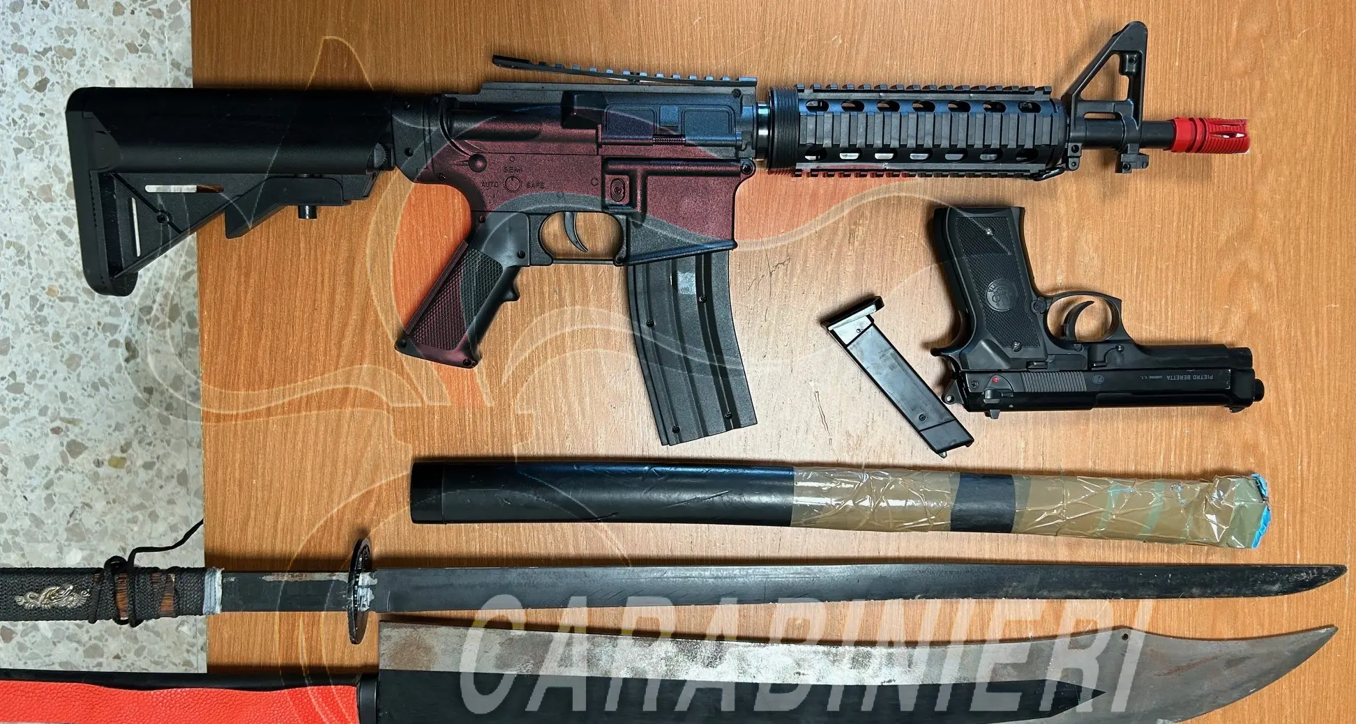 Una katana e repliche di armi da fuoco illegali in casa: denunciato un giovane a Onanì
