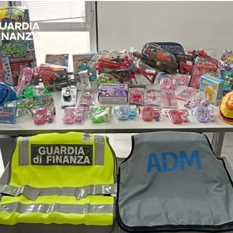 Giocattoli e cosmetici falsi in rotta per la Tunisia: fermato carico milionario a Cagliari