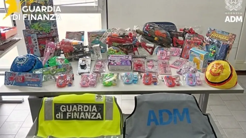 Giocattoli e cosmetici falsi in rotta per la Tunisia: fermato carico milionario a Cagliari