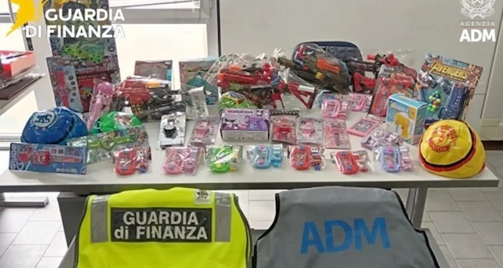 Giocattoli e cosmetici falsi in rotta per la Tunisia: fermato carico milionario a Cagliari