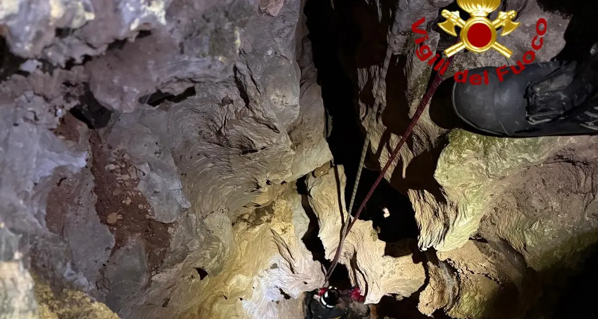 Cane da caccia salvato dai Vigili del fuoco dopo caduta in una voragine a Urzulei