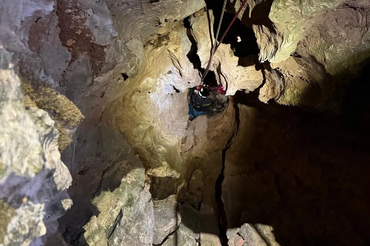 Cane da caccia salvato dai Vigili del fuoco dopo caduta in una voragine a Urzulei