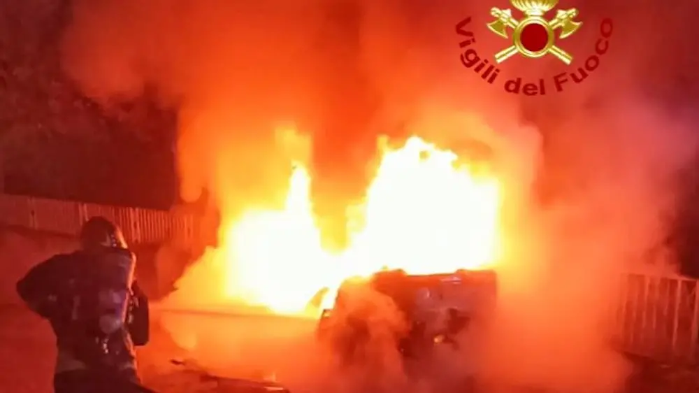 Notte di fuoco a Nuoro: auto distrutta, sospetto incendio doloso