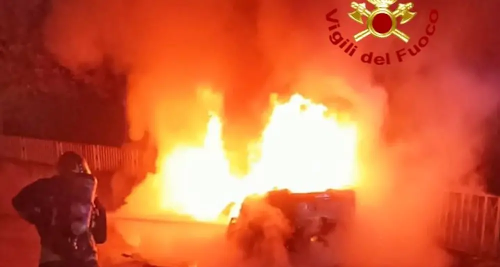 Notte di fuoco a Nuoro: auto distrutta, sospetto incendio doloso