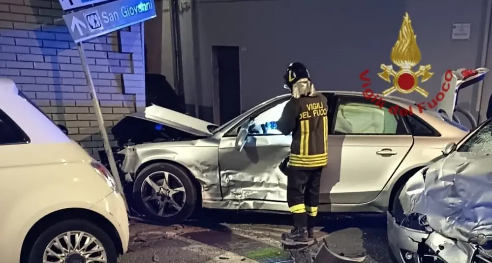 Scontro tra due auto a Domusnovas nella notte: cinque feriti