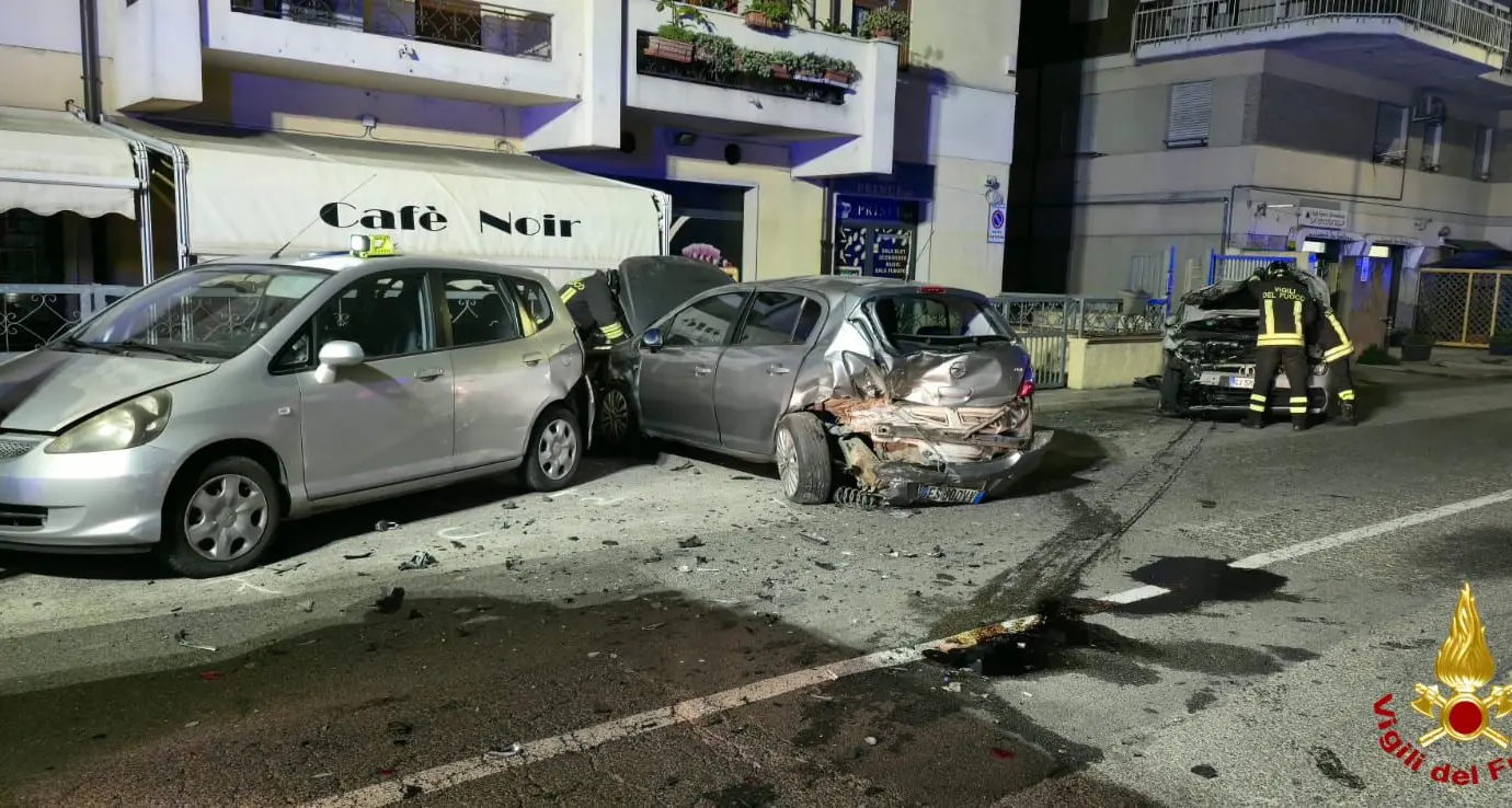 Schianto in circostanze misteriose a Nuoro: auto distrugge due mezzi parcheggiati