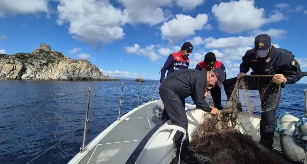 Carabinieri Subacquei in azione a Villasimius: fondali ripuliti da reti e nasse abbandonate