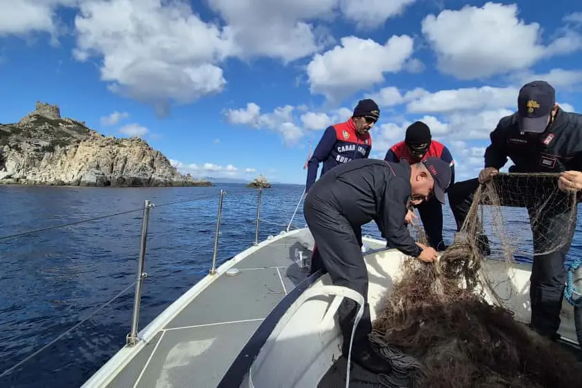 Carabinieri Subacquei in azione a Villasimius: fondali ripuliti da reti e nasse abbandonate