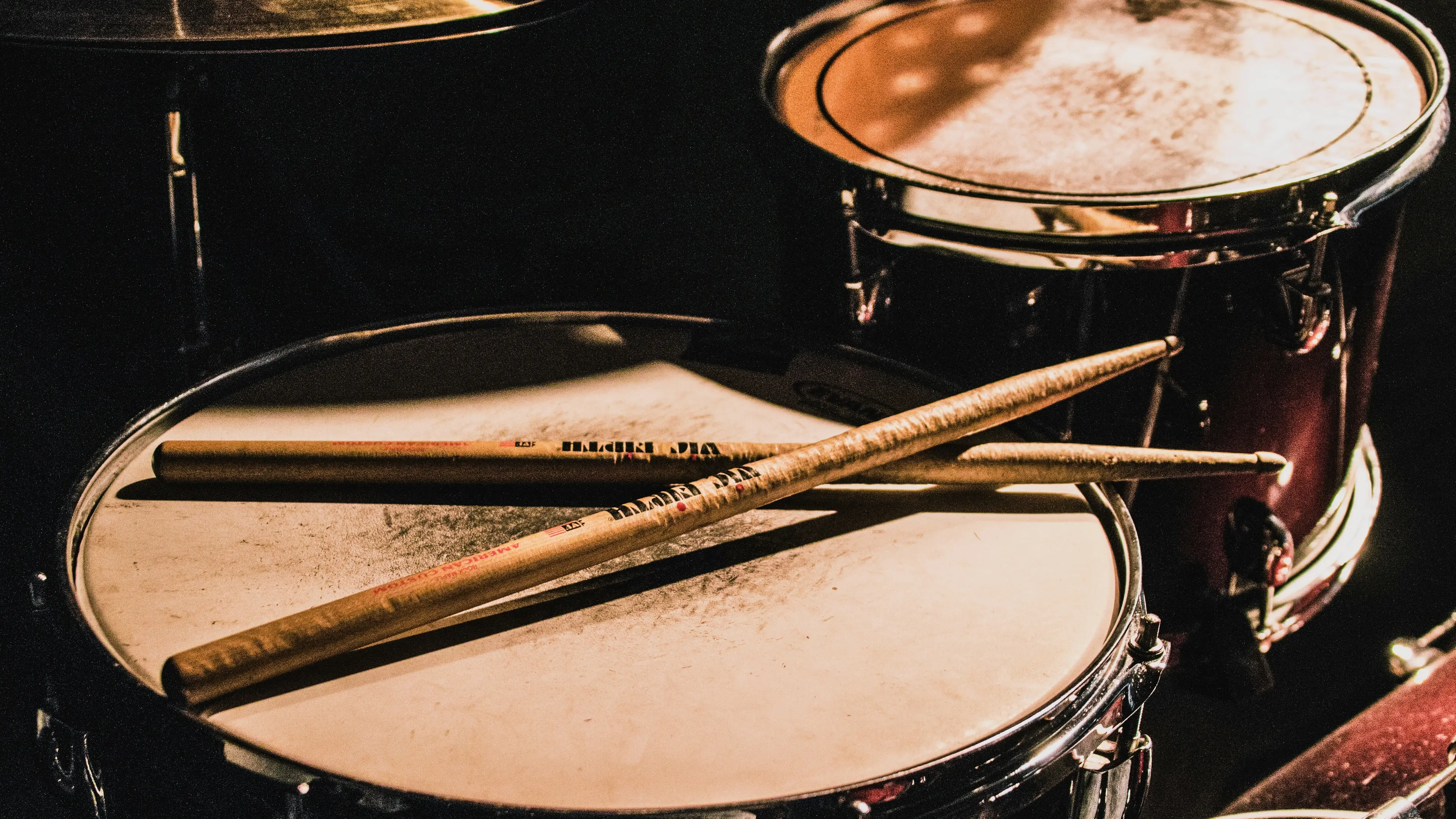 Disturbato dal suono delle campane, interrompe la messa suonando un tamburo in chiesa