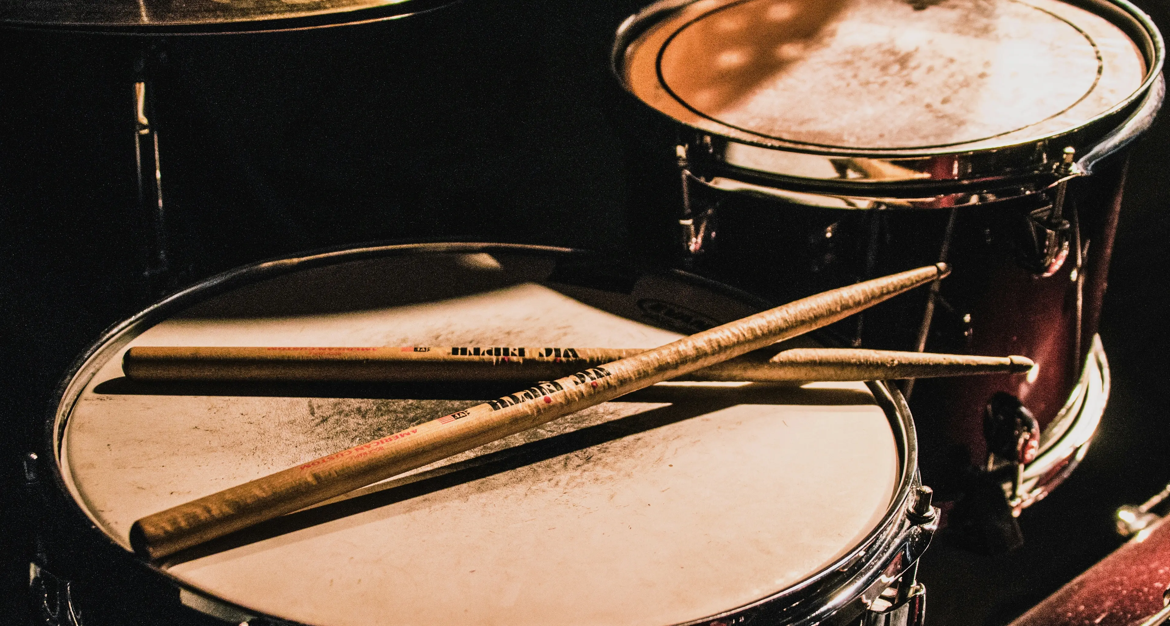 Disturbato dal suono delle campane, interrompe la messa suonando un tamburo in chiesa